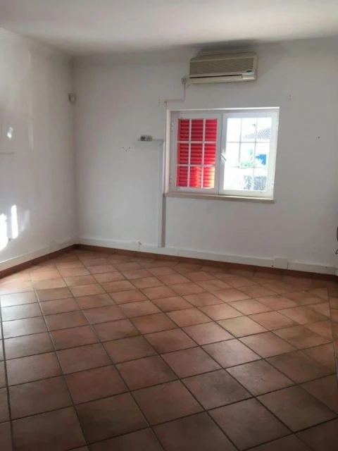 Prédio para Venda em Alcanhões