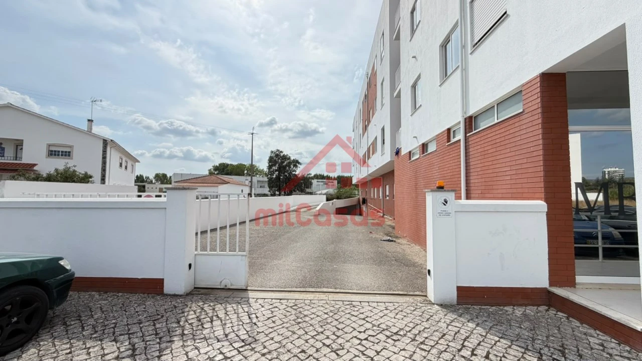 Garagem para Venda em Rio Maior Foto 1