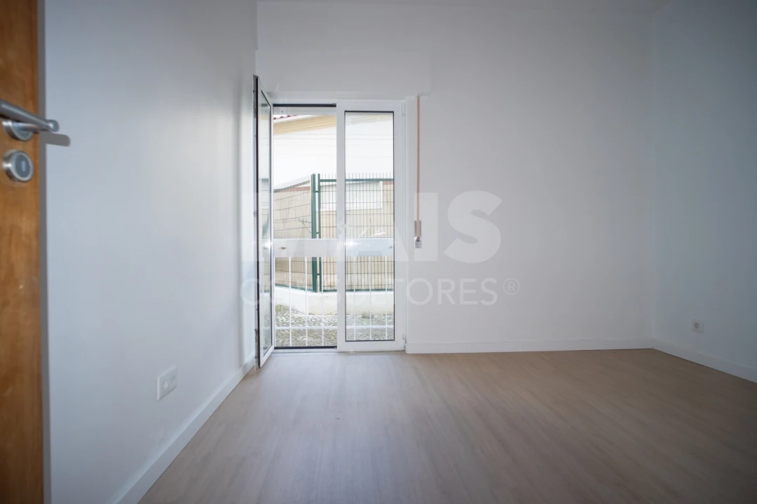 Apartamento T2 para Venda em Porto Salvo Foto 12