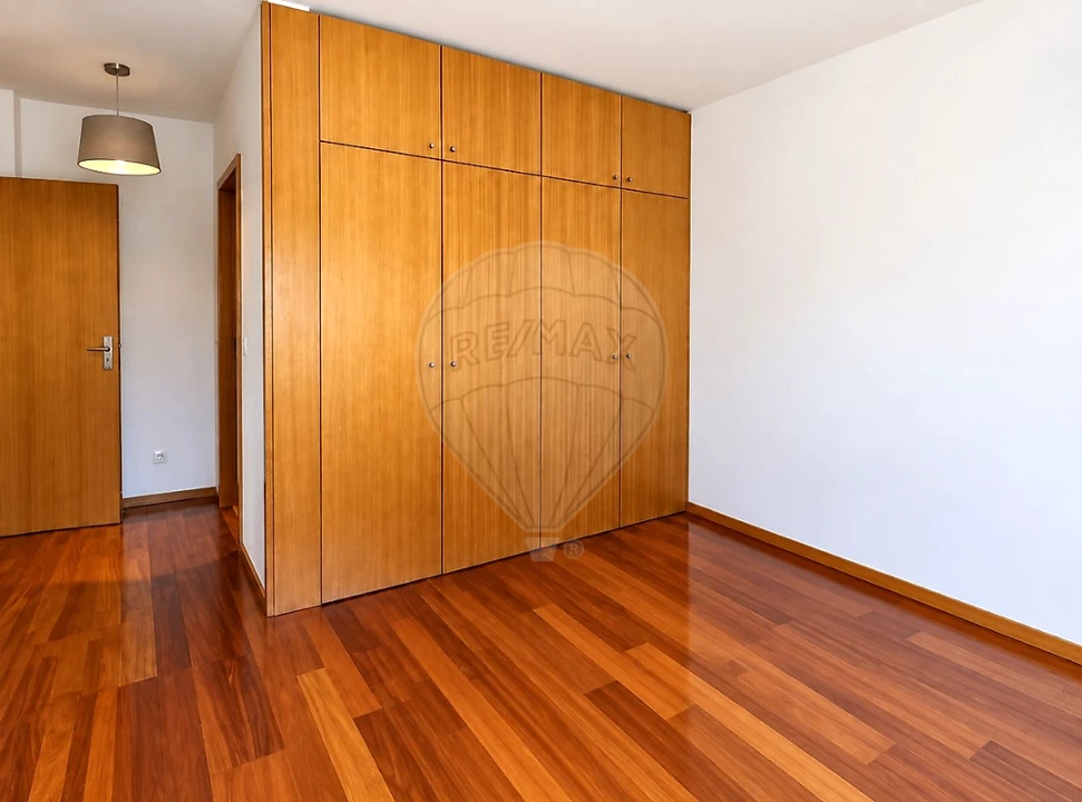Apartamento T2 para Venda em Milheiros Foto 3