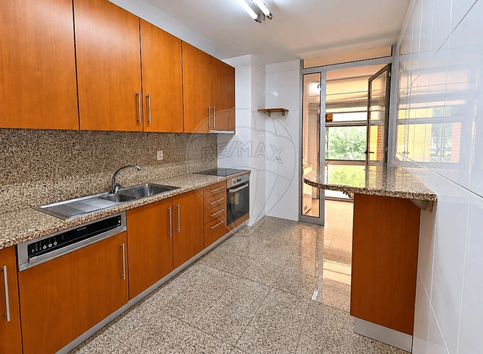 Apartamento T2 para Venda em Milheiros Foto 18