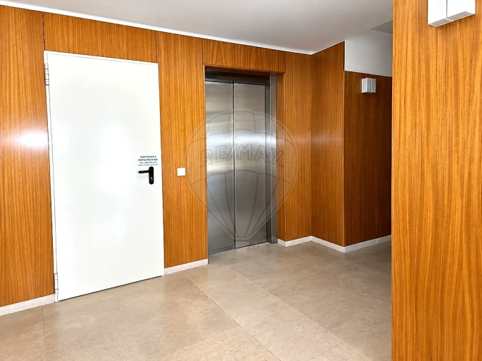 Apartamento T2 para Venda em Milheiros Foto 2