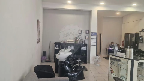 Loja para Venda em Arcozelo