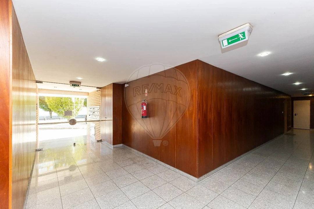 Apartamento T2 para Venda em Castêlo da Maia Foto 2