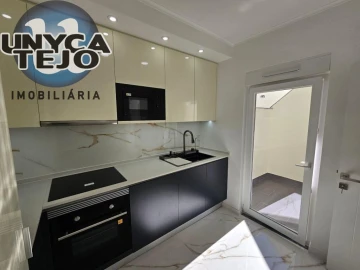Apartamento T2 para Venda em Baixa da Banheira e Vale da Amoreira