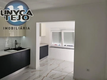 Apartamento T2 para Venda em Baixa da Banheira e Vale da Amoreira