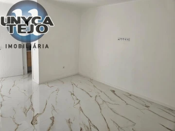 Apartamento T2 para Venda em Baixa da Banheira e Vale da Amoreira