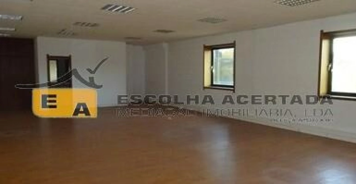 Escritório para Venda em Cidade da Maia Foto 1