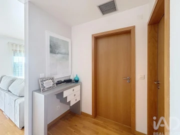 Apartamento T1 para Venda em Santo António dos Cavaleiros e Frielas