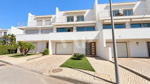 Moradia T4 para Arrendamento em Quarteira