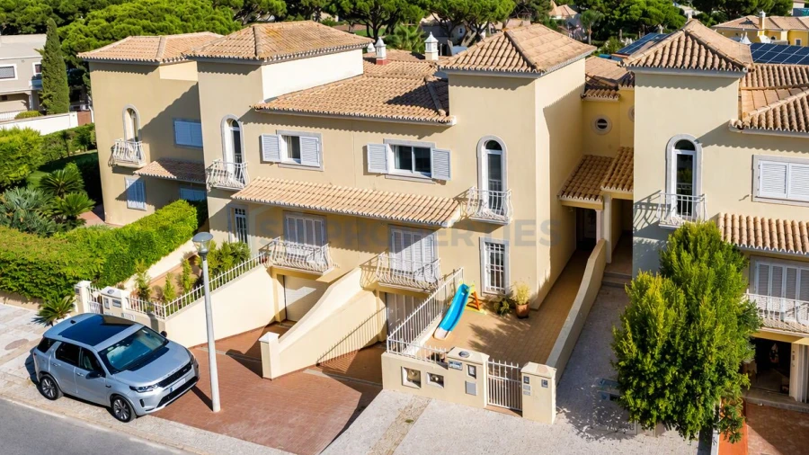 Moradia T4 para Venda em Quarteira