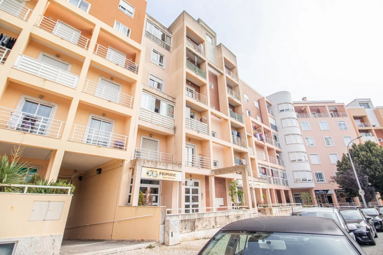 Apartamento T1 para Venda em Agualva e Mira-Sintra Foto 2