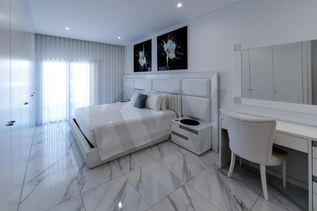 Apartamento T4 para Venda em Portimão Foto 4