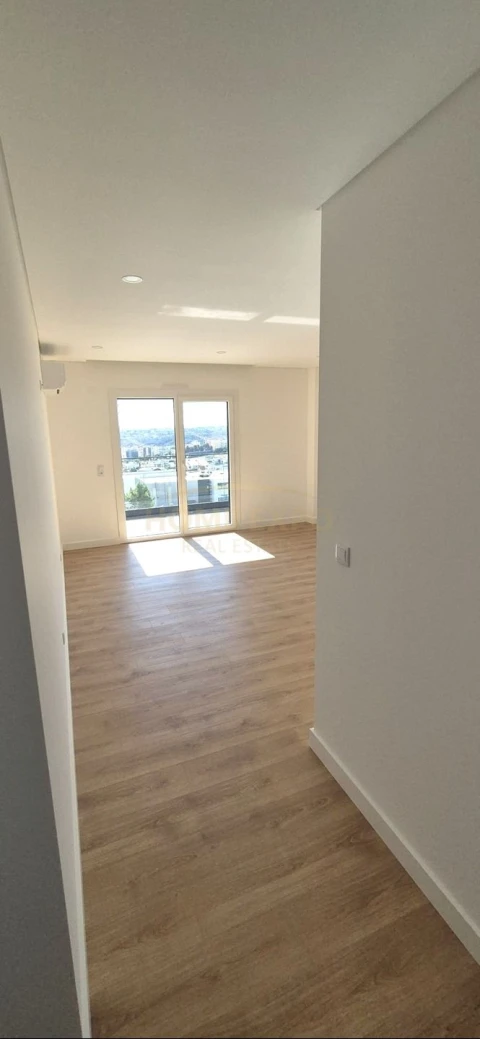 Apartamento T3 para Venda em Santo António dos Cavaleiros e Frielas