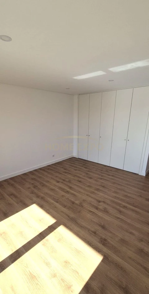 Apartamento T3 para Venda em Santo António dos Cavaleiros e Frielas