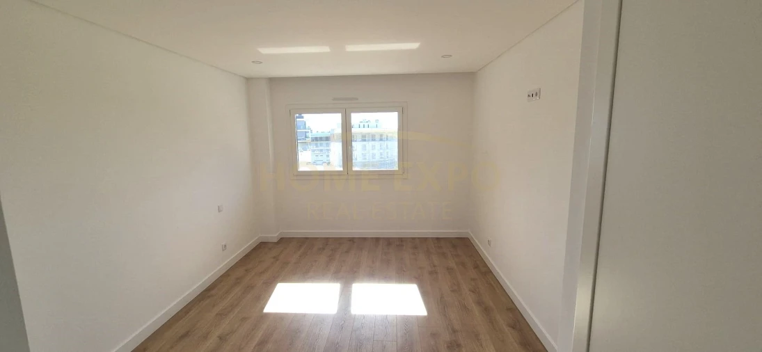 Apartamento T3 para Venda em Santo António dos Cavaleiros e Frielas Foto 3