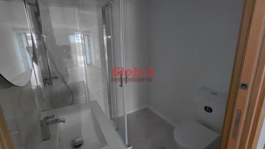 Apartamento T1 para Venda em Cavernães Foto 3