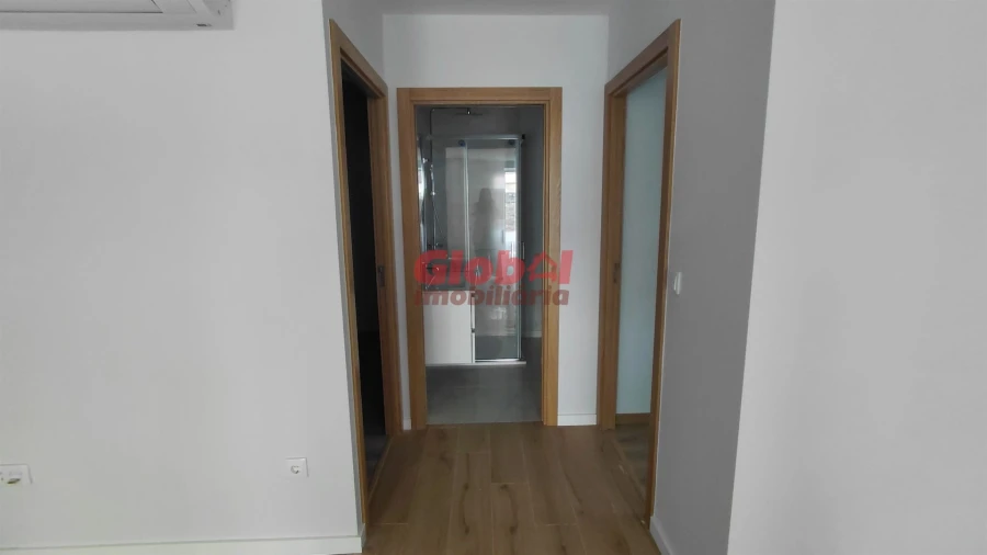 Apartamento T1 para Venda em Cavernães Foto 5