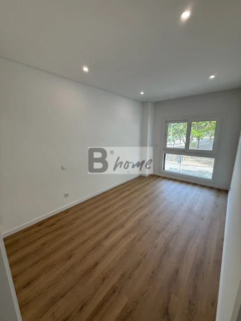 Apartamento T1 para Venda em Charneca de Caparica e Sobreda
