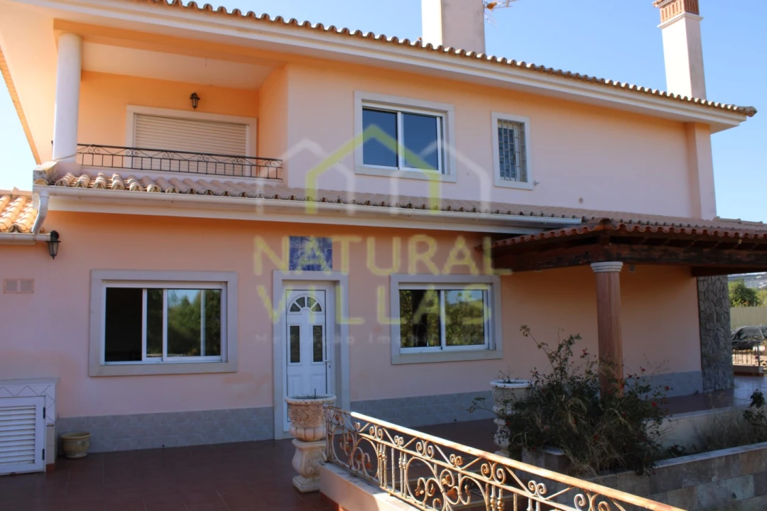 Moradia T4 para Venda em Santa Barbara de Nexe Foto 3