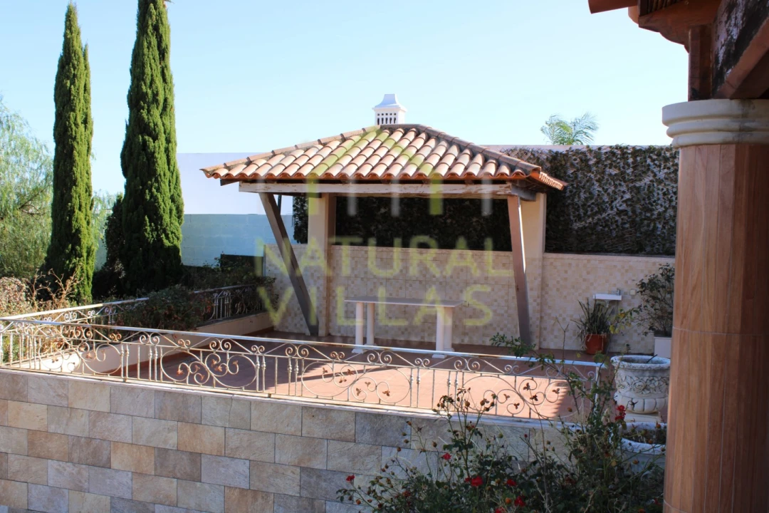 Moradia T4 para Venda em Santa Barbara de Nexe Foto 8