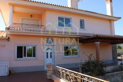 Moradia T4 para Venda em Santa Barbara de Nexe