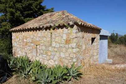 Moradia T4 para Venda em Santa Barbara de Nexe