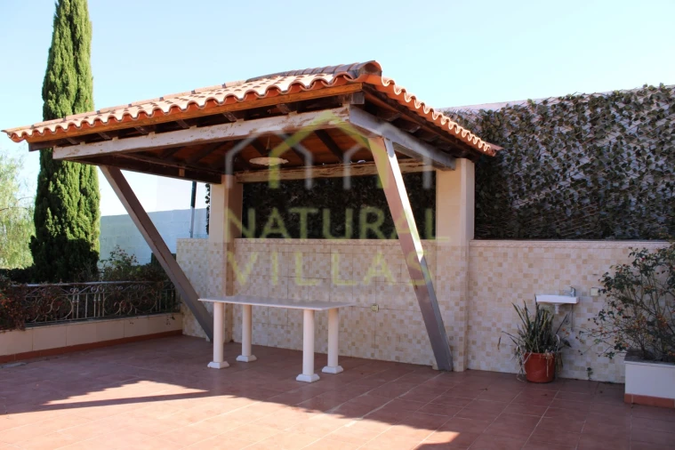 Moradia T4 para Venda em Santa Barbara de Nexe Foto 6