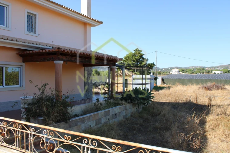 Moradia T4 para Venda em Santa Barbara de Nexe Foto 9