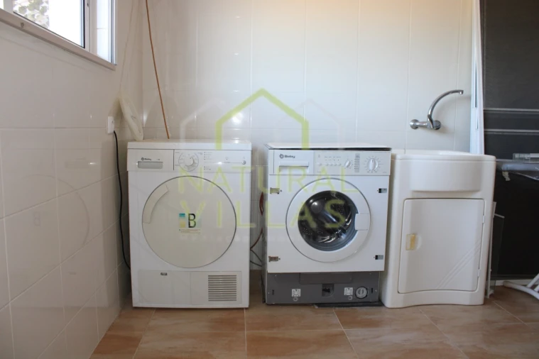 Moradia T4 para Venda em Santa Barbara de Nexe Foto 24