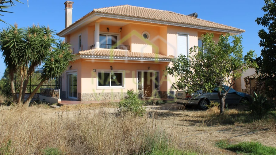 Moradia T4 para Venda em Santa Barbara de Nexe