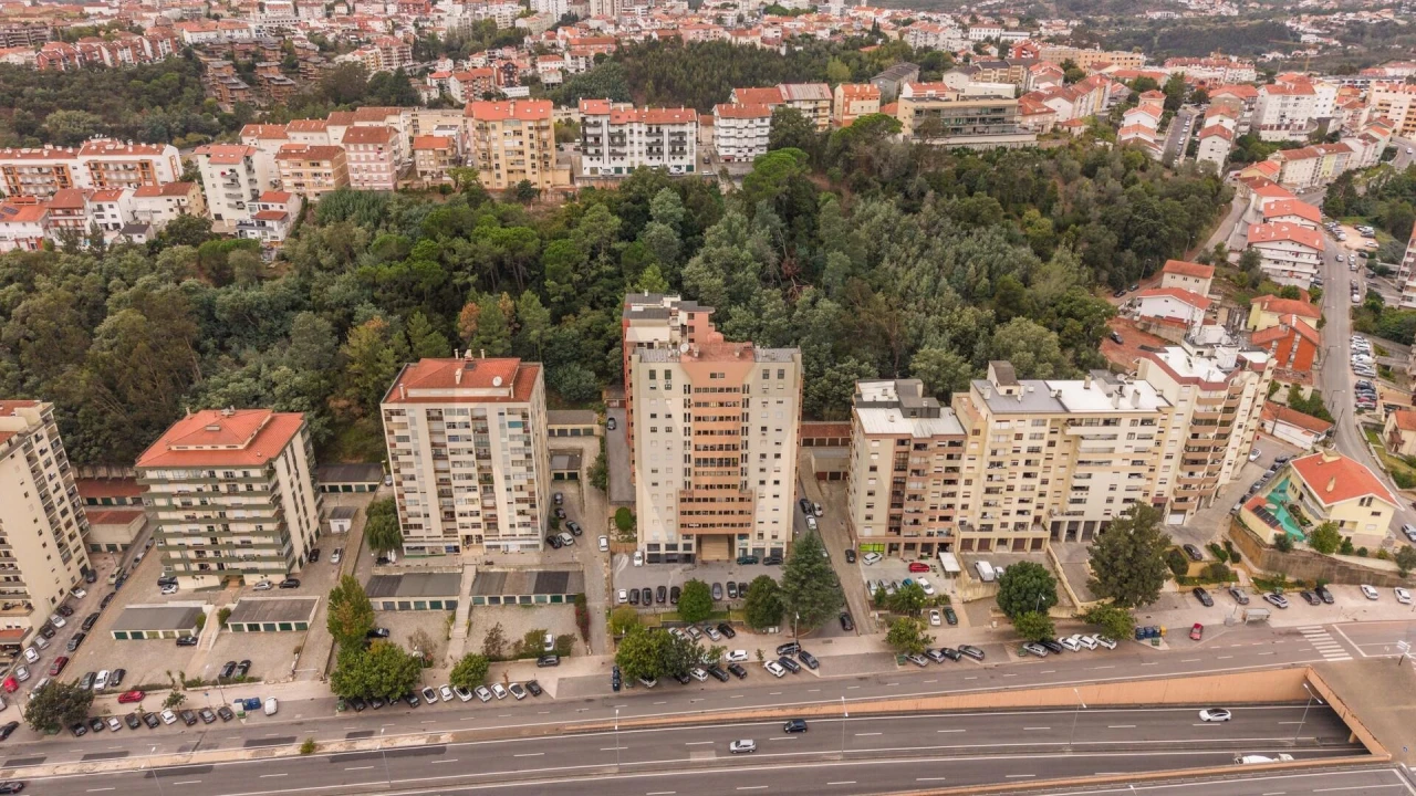 Apartamento T4 para Venda em Santo Antonio dos Olivais Foto 30