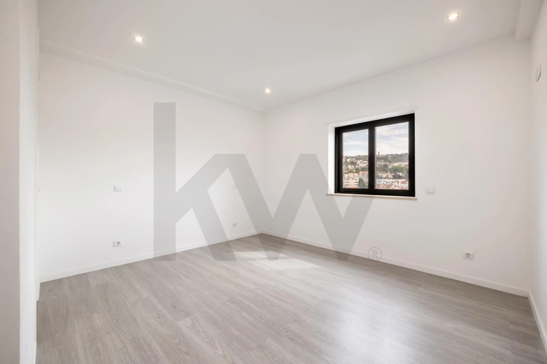 Apartamento T4 para Venda em Santo Antonio dos Olivais Foto 14