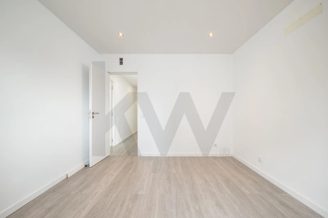Apartamento T4 para Venda em Santo Antonio dos Olivais Foto 25