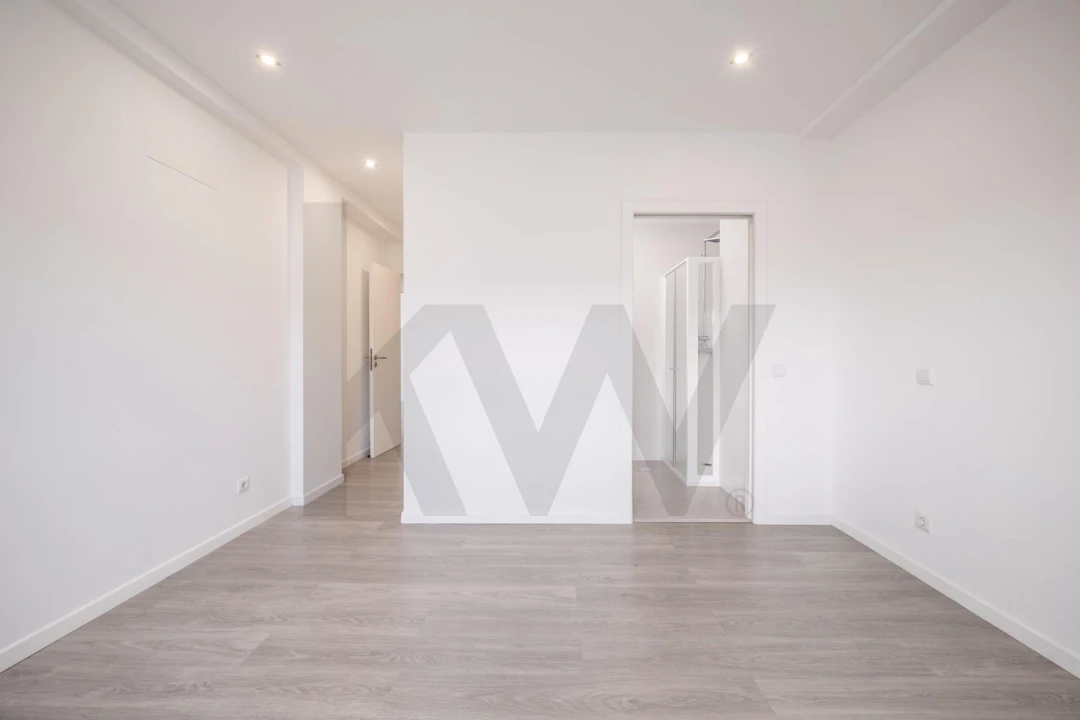 Apartamento T4 para Venda em Santo Antonio dos Olivais Foto 15
