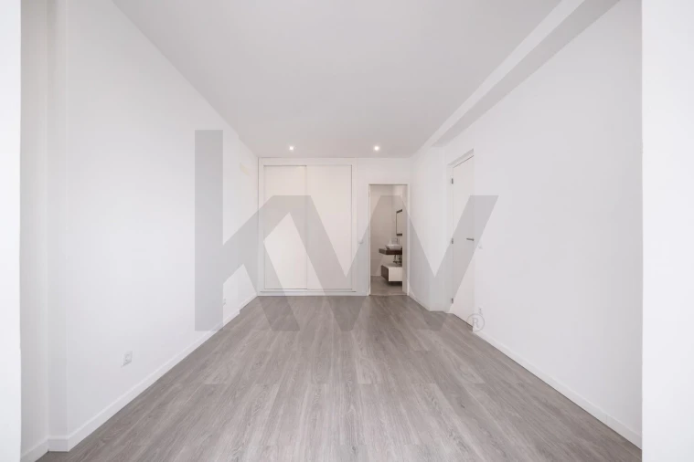 Apartamento T4 para Venda em Santo Antonio dos Olivais Foto 23