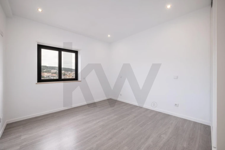 Apartamento T4 para Venda em Santo Antonio dos Olivais Foto 18