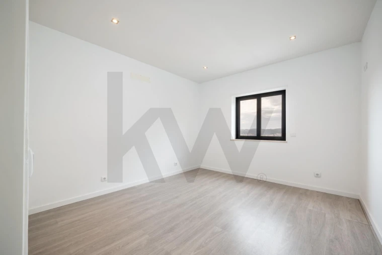 Apartamento T4 para Venda em Santo Antonio dos Olivais Foto 21
