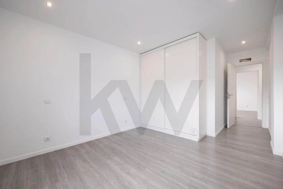 Apartamento T4 para Venda em Santo Antonio dos Olivais Foto 19
