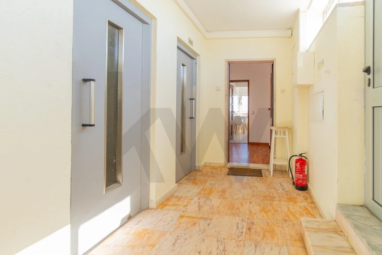 Apartamento T2 para Venda em Carcavelos e Parede Foto 20