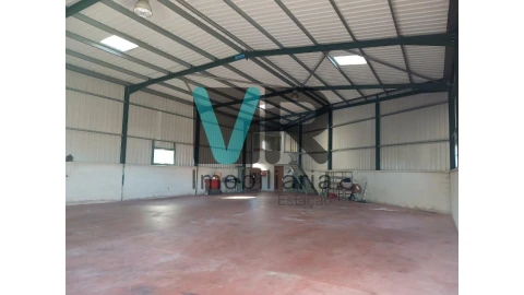 Armazém para Arrendamento em Carreira e Fonte Coberta