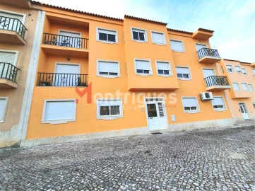 Apartamento T2 para Arrendamento em Sarilhos Grandes