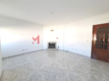 Apartamento T2 para Arrendamento em Sarilhos Grandes