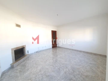 Apartamento T2 para Arrendamento em Sarilhos Grandes