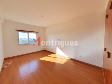 Apartamento T2 para Arrendamento em Sarilhos Grandes