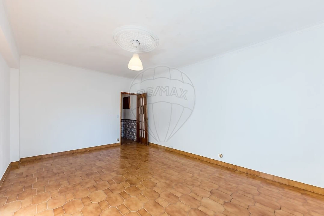 Apartamento T2 para Venda em Queluz e Belas Foto 1