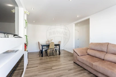 Apartamento T3 para Venda em Santo António dos Cavaleiros e Frielas