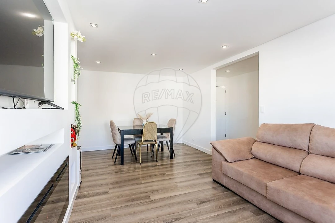 Apartamento T3 para Venda em Santo António dos Cavaleiros e Frielas Foto 2