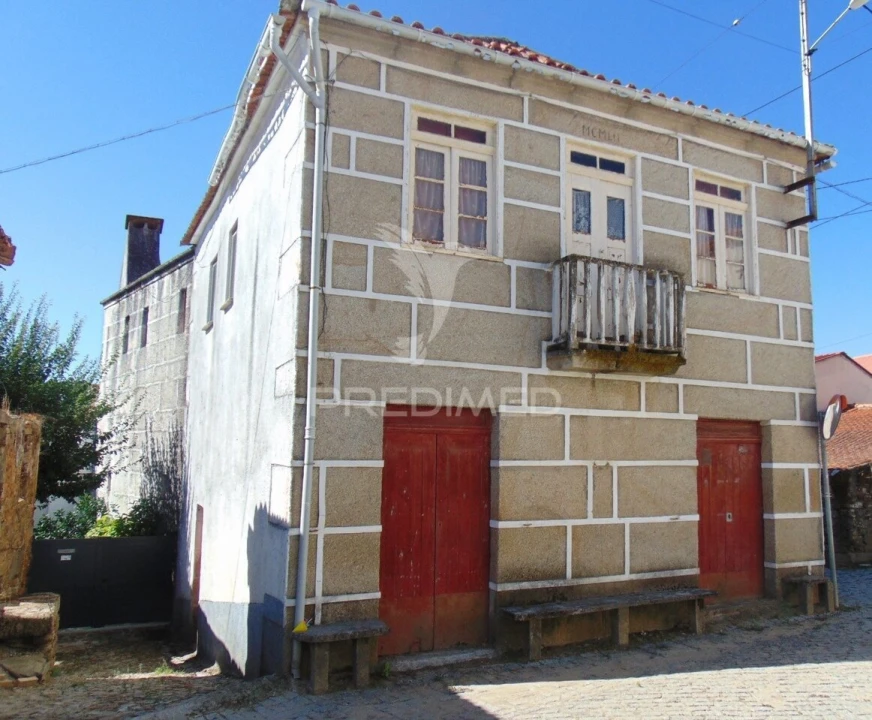 Moradia T4 para Venda em Andrães Foto 2