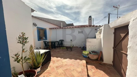 Moradia T2 para Venda em São João dos Caldeireiros